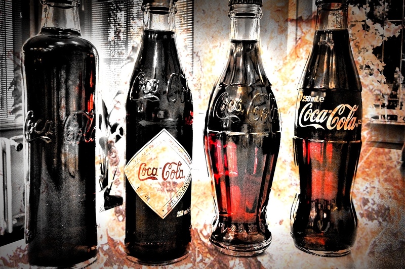 coca cola bottle logo history